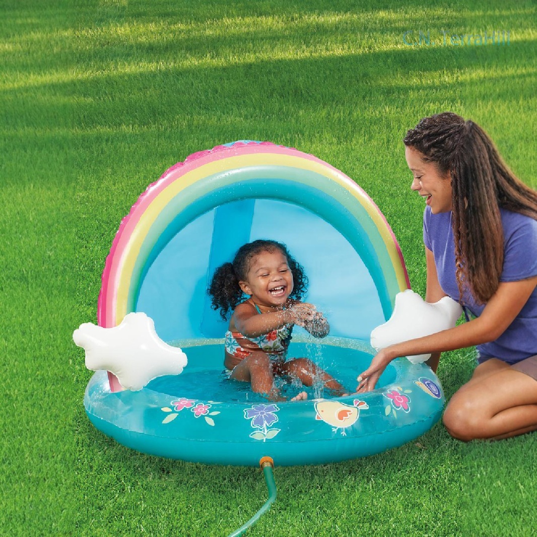 Kids Outdoor Water Play Table - สระน้ำเป่าลมสำหรับเด็กพร้อมหัวฉีดน้ำสีรุ้ง ลายเป็ด ศูนย์เล่นน้ำสำหรับเด็กเล็ก สนุกสนานกลางแจ้งในฤดูร้อนในสวนหลังบ้าน
