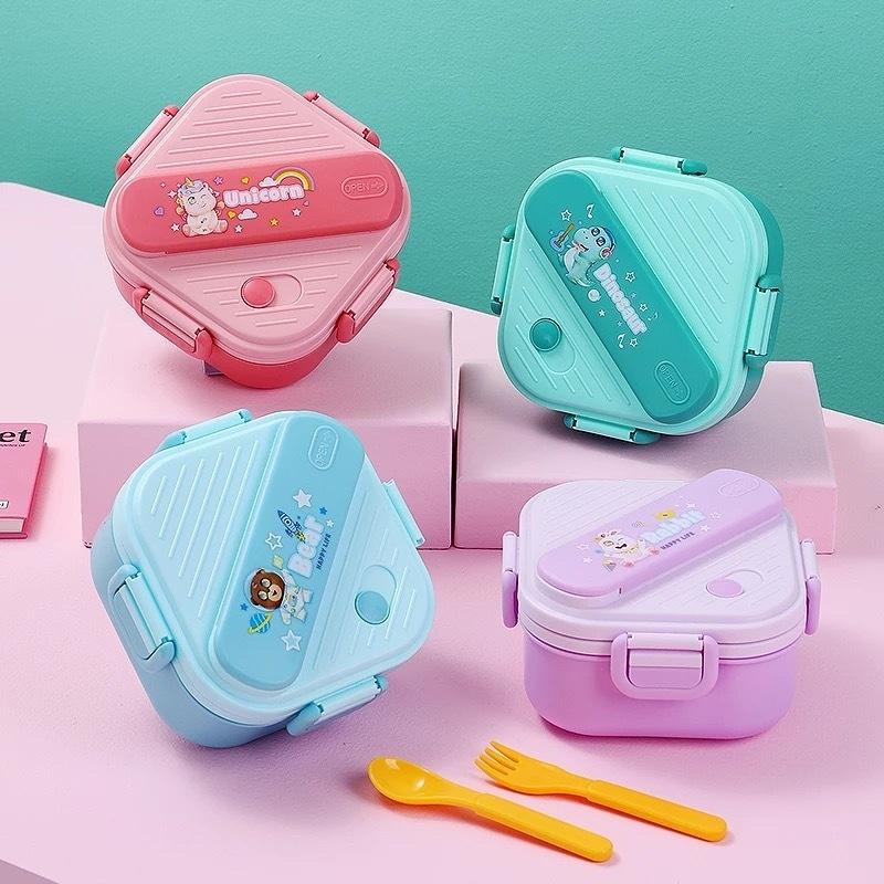 Kids.Outdoor Utensils - กล่องอาหารกลางวันเด็กแบบการ์ตูน 3 ช่อง ป้องกันการรั่วซึม พร้อมอุปกรณ์รับประทานอาหาร ปลอดภัยสำหรับอาหาร